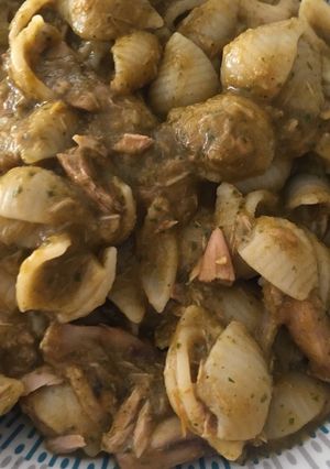 Una foto de Caracolitos con atún y salsa verde