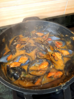 Una foto de Mejillones en salsa marinera