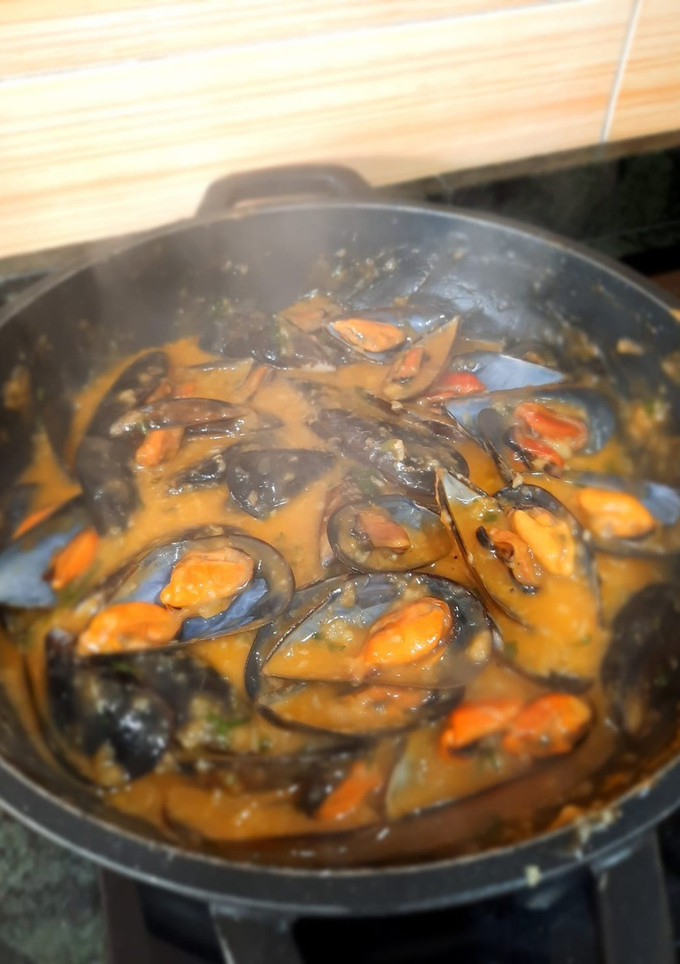 Una foto de Mejillones en salsa marinera