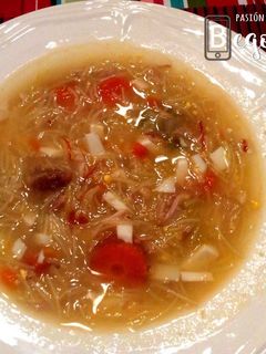 Una foto de Sopa de pollo con fideos (Olla programable y tradicional)