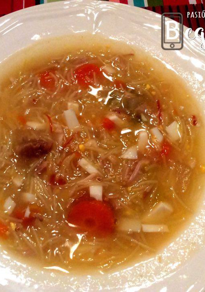 Una foto de Sopa de pollo con fideos (Olla programable y tradicional)