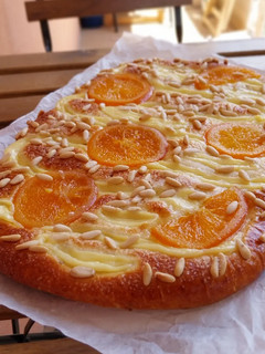 Una foto de Coca de Sant Joan v3 (brioche al anís y con naranja, crema y piñones)