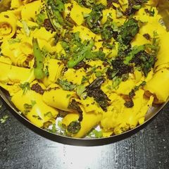 A picture of Khandvi.