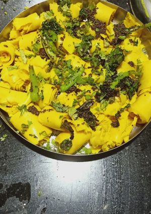 A picture of Khandvi.