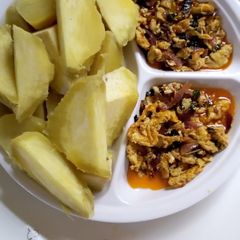 A picture of Boiled sweet potatoes with vegetable egg sauce.