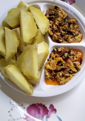 A picture of Boiled sweet potatoes with vegetable egg sauce.