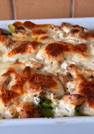 Sajtos-brokkolis csirkés rakottas recept fotója