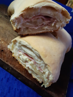 Una foto de Pan casero 🥖 relleno J&Que 🤩