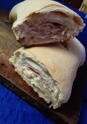Una foto de Pan casero 🥖 relleno J&Que 🤩