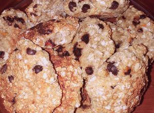 Una foto de Galletas de avena, plátano y chispas de chocolate.😍
