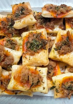 Una foto de Taquitos de atún en tomate y orégano