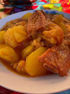 Una foto de Patatas con costillas adobadas