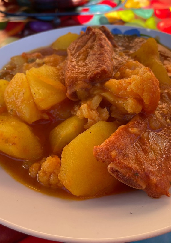 Una foto de Patatas con costillas adobadas