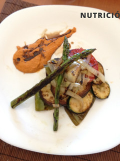 Una foto de Parrillada de verduras con salsa Romesco