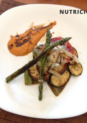 Una foto de Parrillada de verduras con salsa Romesco