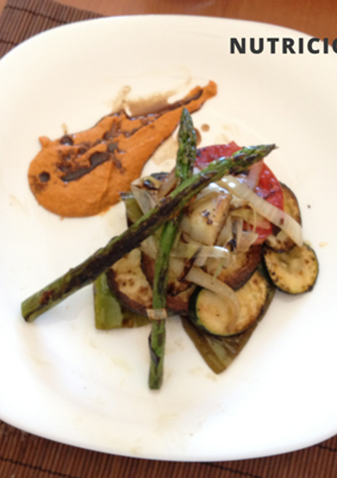 Una foto de Parrillada de verduras con salsa Romesco