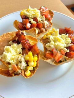 Una foto de Canasticas de tortilla con frijol y chorizo caramelizado