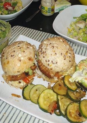 Une photo de Burger steak de saumon - guacamole 🥑🍔