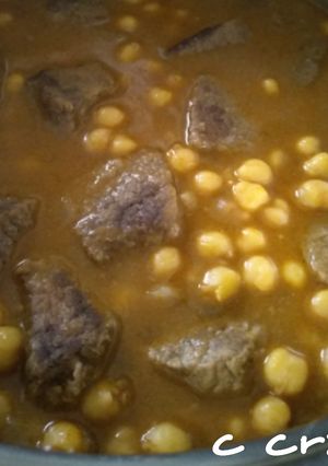 Una foto de Garbanzos con carne guisada