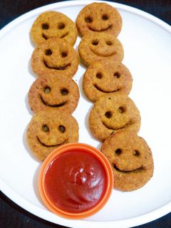 स्माइली पोटैटो (smiley potato recipe in Hindi) रेसिपी मुख्य फोटो