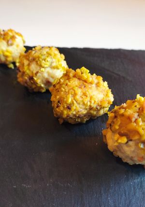 Foto di Polpette di pollo su granella di pistacchio