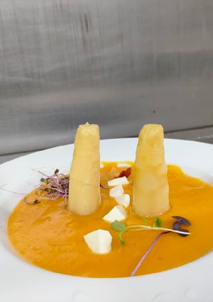 Una foto de Crema de boniato, calabaza, un toque de jengibre y sus cositas😊
