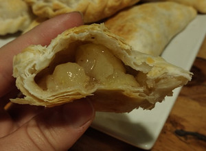 Una foto de Empanadas dulces de manzana y Canela 🥟🥟🍏🍏