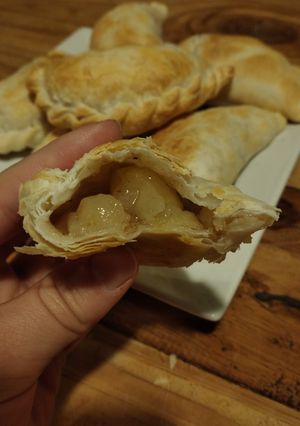 Una foto de Empanadas dulces de manzana y Canela 🥟🥟🍏🍏