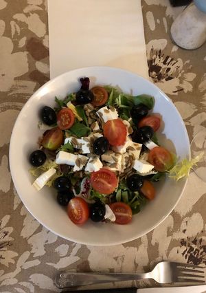 Una foto de Ensalada de canónigo, escarola y achicoria