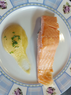 Una foto de Salmón con puré de manzana