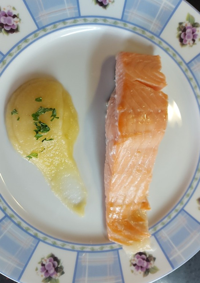 Una foto de Salmón con puré de manzana
