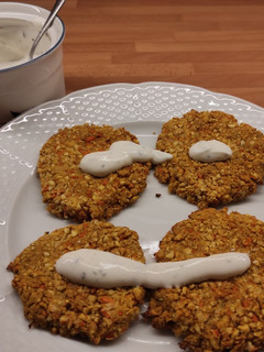 Una foto de Falafel al horno con salsa de yogur