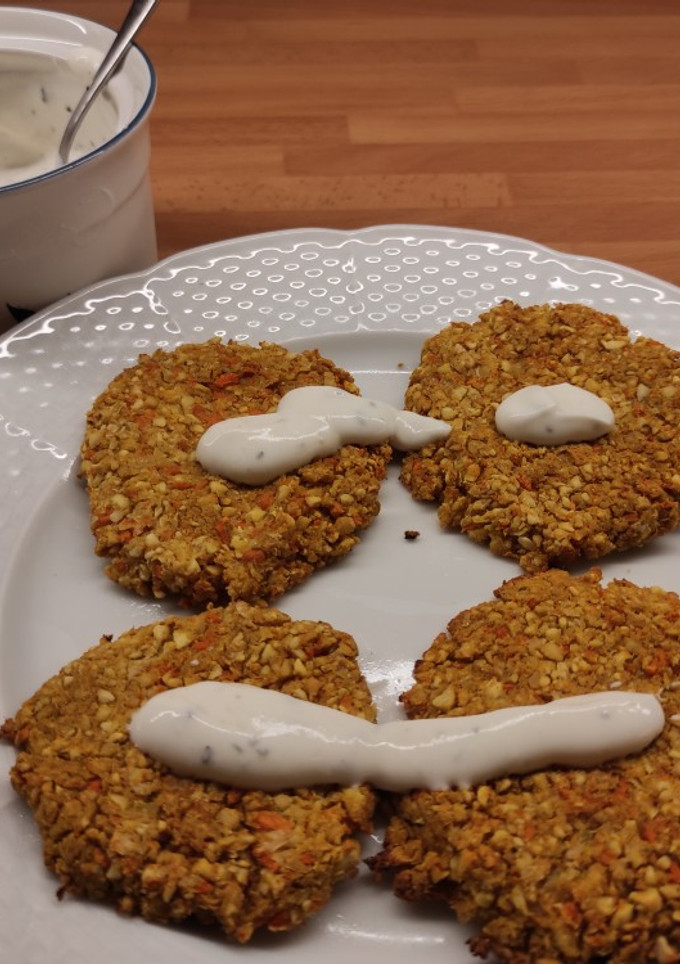 Una foto de Falafel al horno con salsa de yogur