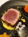 Tonno in crosta di pistacchi con salsa di mango e menta