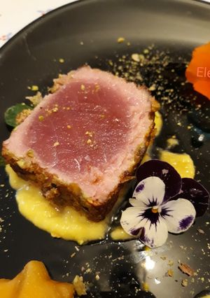 Foto di Tonno in crosta di pistacchi con salsa di mango e menta