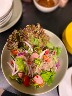 A picture of ยำวุ้นเส้นเนื้อสับไส้กรอกเยอรมัน.