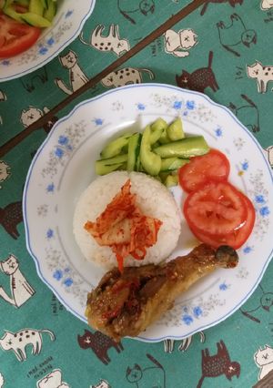 Hình của món Cơm đùi gà chiêm mắm tỏi.