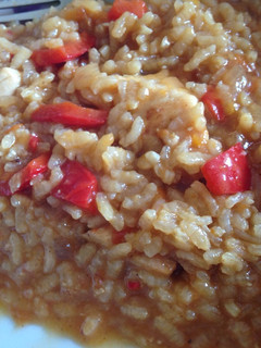 Una foto de Arroz con pollo y verduras