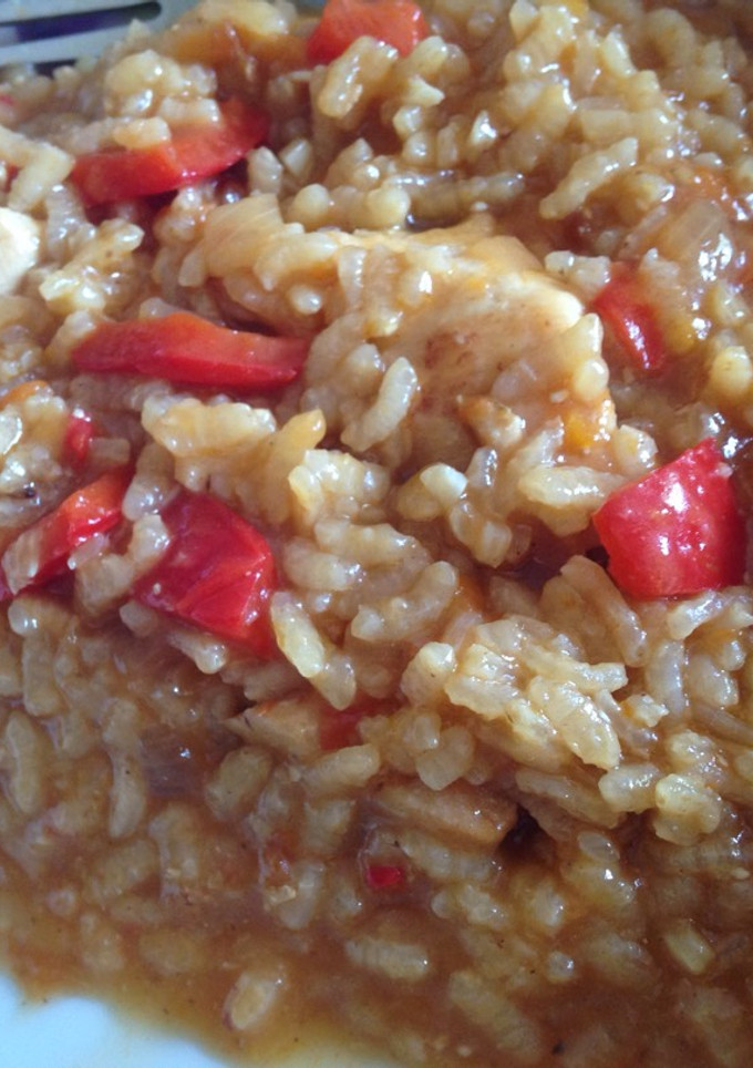 Una foto de Arroz con pollo y verduras