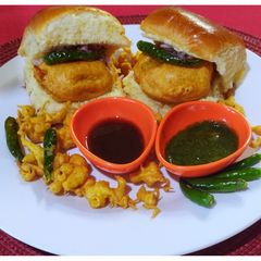 A picture of मुंबईचा वडा पाव.