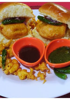 A picture of मुंबईचा वडा पाव.