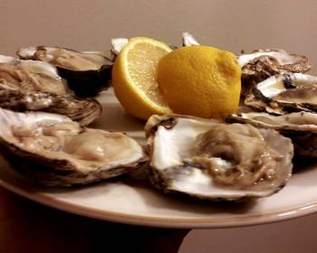 Easy Cooking Recipe Oysters Raw on the Halfshell Delicious