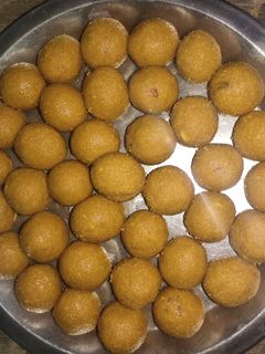 बेसन लड्डू (besan ladoo recipe in Hindi) रेसिपी मुख्य फोटो