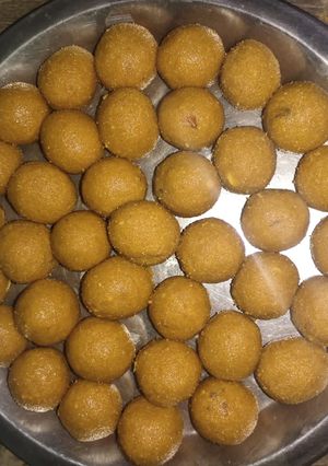 बेसन लड्डू (besan ladoo recipe in Hindi) रेसिपी मुख्य फोटो