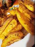 أصابع البطاطس منسمة بالأعشاب مطهية في قلاية هوائية "air fryer"