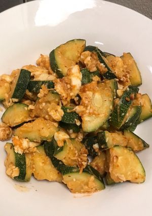 รูปของ ซูกินีผัดน้ำพริกเผาไข่เค็ม