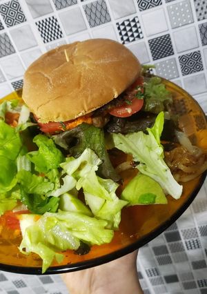 Una foto de Chivito uruguayo de seitán (vegano)