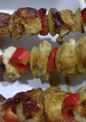 Una foto de Brochette de pollo y verduras tipo teriyaki
