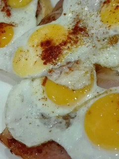 Una foto de 653. Montadito de Huevos codorniz con beicon