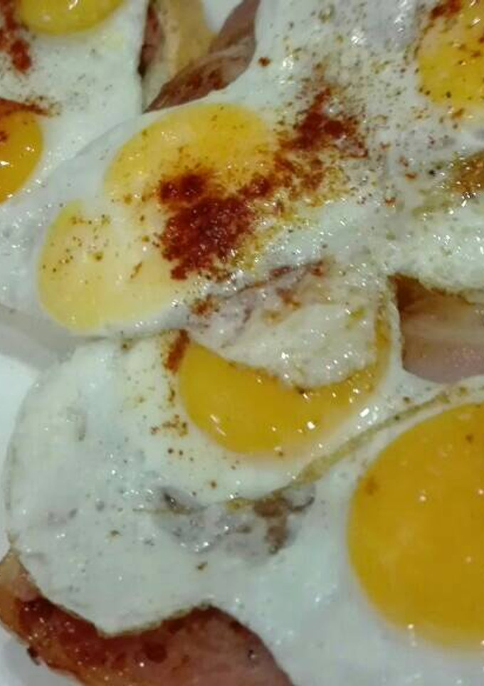 Una foto de 653. Montadito de Huevos codorniz con beicon